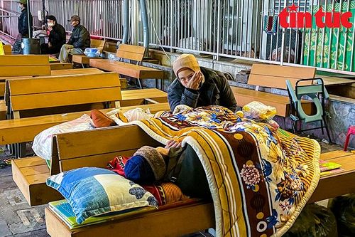 Trắng đêm 'màn trời chiếu đất' trong tiết trời giá buốt chờ thông tin người nhà trong phòng cấp cứu