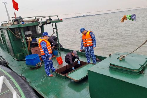 Cảnh sát biển tạm giữ 20.000 kg dầu FO không rõ nguồn gốc
