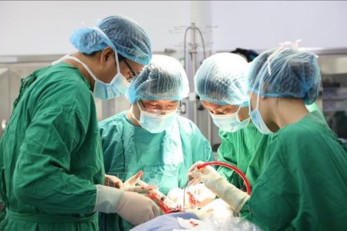 Phẫu thuật sắp xương khôi phục khuôn mặt bị biến dạng cho nam thanh niên