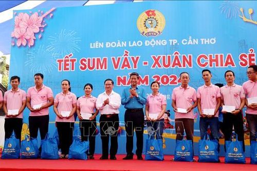 Tết sum vầy, Xuân chia sẻ: Khích lệ, động viên tinh thần đoàn viên, người lao động