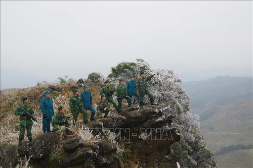 Tuần tra trên đỉnh băng tuyết