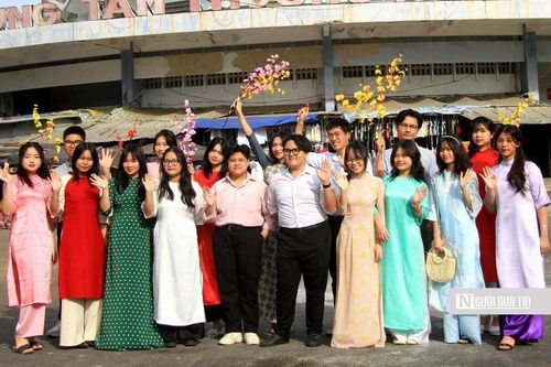 Khánh Hòa: Duyên dáng những tà áo dài xuống phố đón Xuân