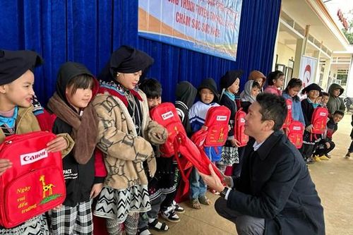Tuyên truyền chăm sóc sức khỏe tại điểm trường hữu nghị Canon – Ngù Mái