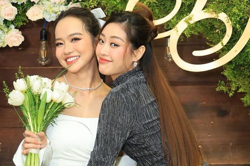 Bà xã cựu thành viên 365 đeo vòng cổ nửa tỉ trong ngày cưới, màn bắt hoa cưới độc lạ đến từ một nàng Hậu