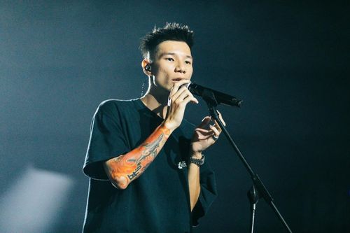 Cư dân mạng tranh cãi, mỉa mai MCK truyền 'cảm lạnh' thay vì cảm hứng?