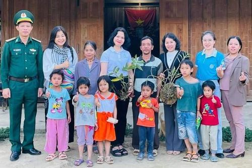 Mang mùa xuân ấm áp đến với phụ nữ, trẻ em Tây Giang biên cương