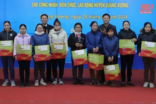 Bộ trưởng Bộ Tư pháp Lê Thành Long và Bí thư Tỉnh ủy Đỗ Trọng Hưng tặng quà công nhân lao động huyện Quảng Xương