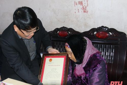 Trưởng Ban Quản lý Khu Kinh tế Nghi Sơn và các Khu công nghiệp kiểm tra tình hình sản xuất và đời sống Nhân dân huyện Đông Sơn