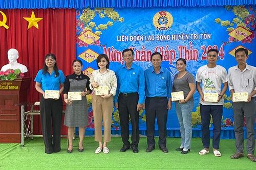 Liên đoàn Lao động tỉnh An Giang tặng quà công đoàn viên bị bệnh hiểm nghèo