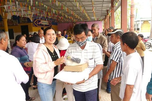 Thêm 200 phần quà cho bà con dân tộc thiểu số Khmer đón Tết