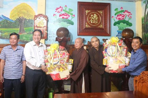 Bí thư Huyện ủy Châu Thành Lê Phước Dũng thăm, chúc Tết các cơ sở tôn giáo ở xã Bình Hòa