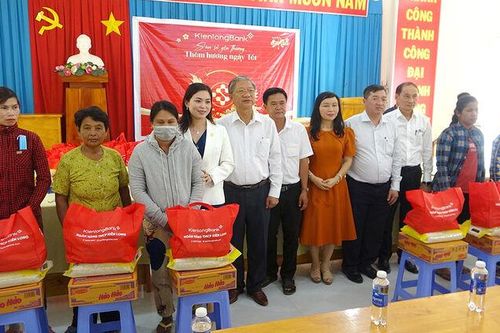 Thêm niềm vui Tết cho bà con dân tộc thiểu số Khmer huyện Tri Tôn