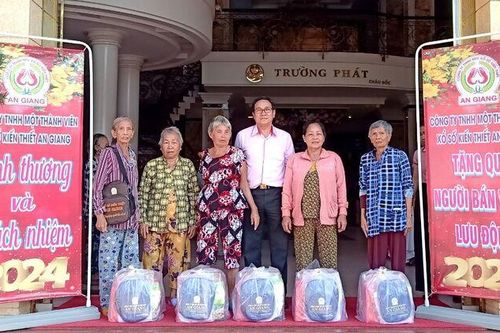 Công ty TNHH MTV Xổ số kiến thiết An Giang họp mặt, tặng quà người bán vé số lưu động ở TP. Châu Đốc