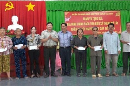 Thêm hàng trăm phần quà Tết được trao tặng người dân huyện Châu Phú