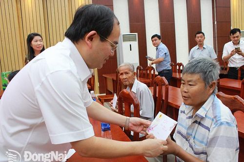 Phó bí thư Tỉnh ủy Quản Minh Cường trao quà cho các gia đình chính sách, gia đình có hoàn cảnh khó khăn