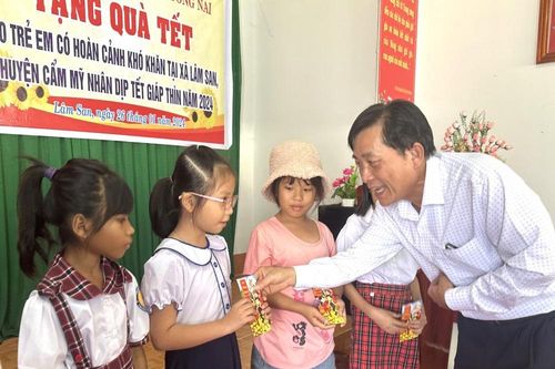 Hơn 1 ngàn trẻ em có hoàn cảnh khó khăn được nhận quà tết
