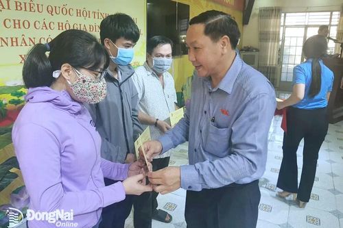 Nhiều hoạt động tặng quà cho các gia đình chính sách và công nhân lao động khó khăn