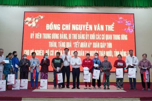 Trao quà 'Tết Nhân ái' Xuân Giáp Thìn năm 2024 tại huyện Tháp Mười