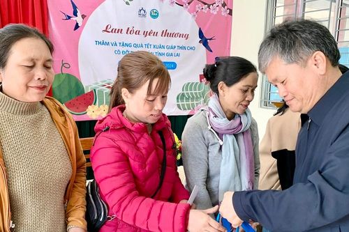Những món quà ấm áp dành cho cô đỡ thôn bản