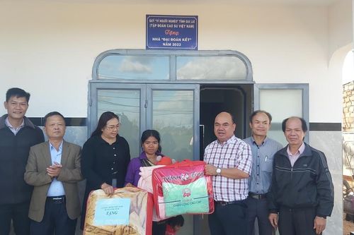Bàn giao 5 ngôi nhà cho người nghèo huyện Kbang và Chư Pưh
