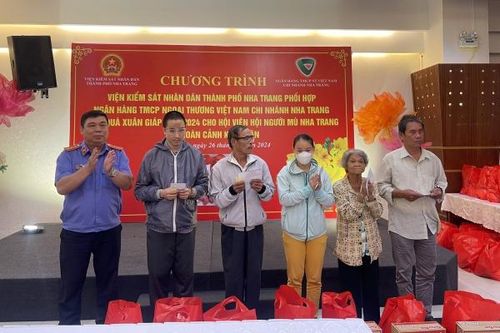 Tặng 70 suất quà cho hội viên Hội Người mù Nha Trang khó khăn