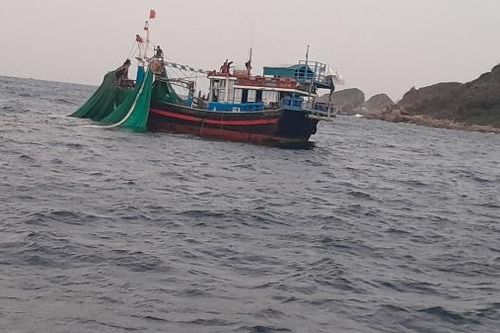 Khánh Hòa: 2 thuyền trưởng bị xử phạt nặng vì đánh bắt thủy sản trong vùng cấm tại Hòn Mun