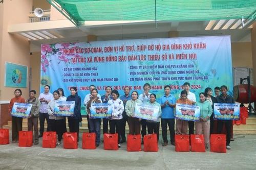 Các đơn vị giúp đỡ xã Khánh Thượng tặng quà, xe đạp cho đồng bào, học sinh khó khăn