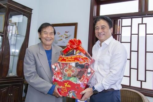 Phó Bí thư Thường trực Tỉnh ủy Nguyễn Khắc Toàn thăm, chúc Tết gia đình các nguyên lãnh đạo tỉnh đã từ trần