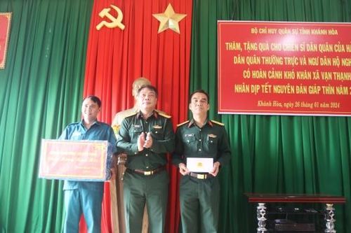 Bộ Chỉ huy Quân sự tỉnh, HĐND tỉnh và Hội Nhà báo Việt Nam tỉnh: Thăm, tặng quà Tết Hải đội Dân quân thường trực và ngư dân có hoàn cảnh khó khăn
