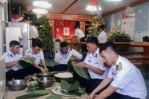 Đón xuân trên những con tàu