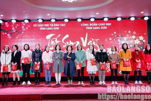 Thiết thực chăm lo cho nhà giáo, người lao động có hoàn cảnh khó khăn