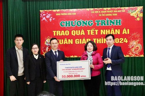 Tặng 103 suất quà tết cho hộ nghèo, gia đình chính sách trên địa bàn phường Đông Kinh