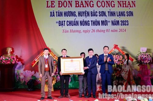 Xã Tân Hương đón bằng công nhận đạt chuẩn nông thôn mới