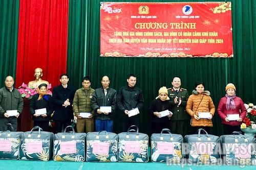 Tặng 40 suất quà cho các gia đình chính sách, gia đình có hoàn cảnh khó khăn trên địa bàn huyện Văn Quan