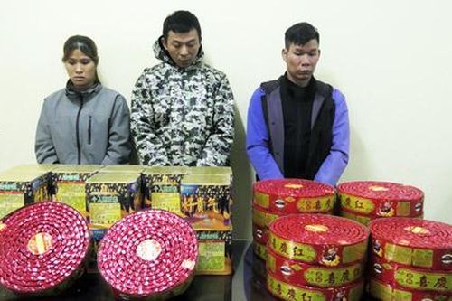 Bắt giữ 3 đối tượng tổ chức vận chuyển pháo trái phép