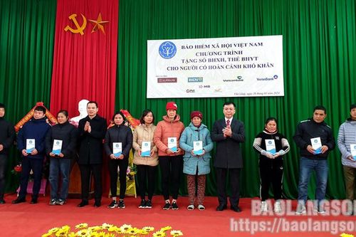 BHXH Việt Nam: Trao tặng 870 thẻ BHYT cho người có hoàn cảnh khó khăn tại huyện Văn Lãng