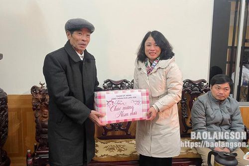 Lãnh đạo thành phố Lạng Sơn thăm, tặng quà tết cho người có uy tín
