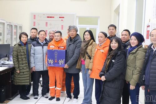 Tổng Công ty Điện lực miền Bắc tặng quà học sinh khó khăn xã Bản Hồ, thị xã Sa Pa