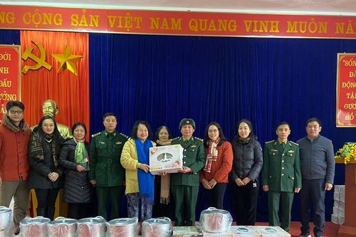 Tặng quà Tết Giáp Thìn tại địa bàn biên giới, vùng cao