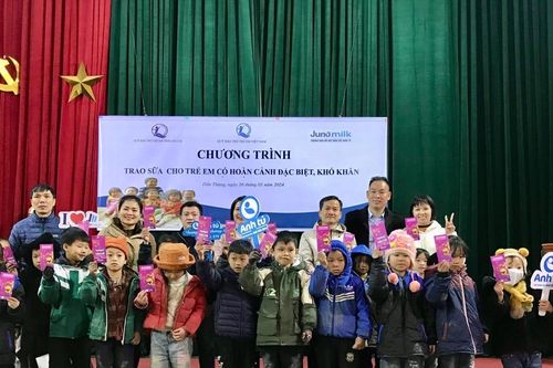 Trao tặng 200 suất quà cho học sinh xã Dần Thàng