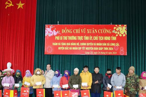 Phó Bí thư Thường trực Tỉnh ủy Vũ Xuân Cường thăm, tặng quà tết tại huyện Bắc Hà