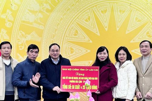 Trưởng Ban Nội chính Tỉnh ủy tặng quà tết tại phường Bắc Lệnh