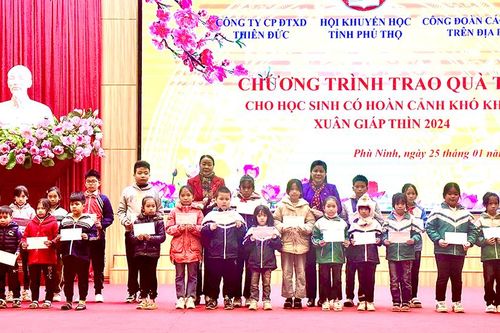 Trao quà Tết cho học sinh, sinh viên có hoàn cảnh khó khăn