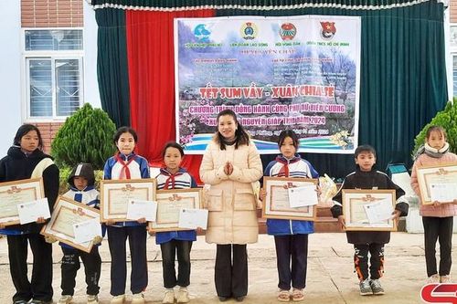 Chương trình 'Tết sum vầy - Xuân chia sẻ'