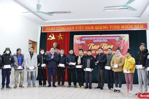 Đoàn công tác của Ban Tổ chức Tỉnh ủy trao quà tết tại xã Chiềng Lao