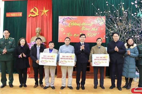 Đồng chí Chủ tịch UBND tỉnh kiểm tra, nắm tình hình và tặng quà tại huyện Mộc Châu