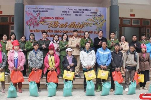 Chương trình 'Tết sẻ chia' tại huyện Mai Sơn