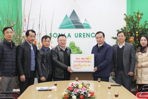 Đồng chí Bí thư Thành ủy kiểm tra, nắm tình hình và chúc tết các đơn vị, địa phương