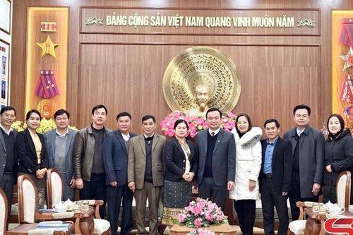Đoàn công tác Huyện ủy Sầm Nưa đến thăm và chúc tết Thành ủy Sơn La