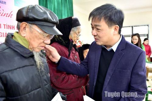Ủy ban Trung ương MTTQ Việt Nam trao tặng quà Tết tại huyện Sơn Dương